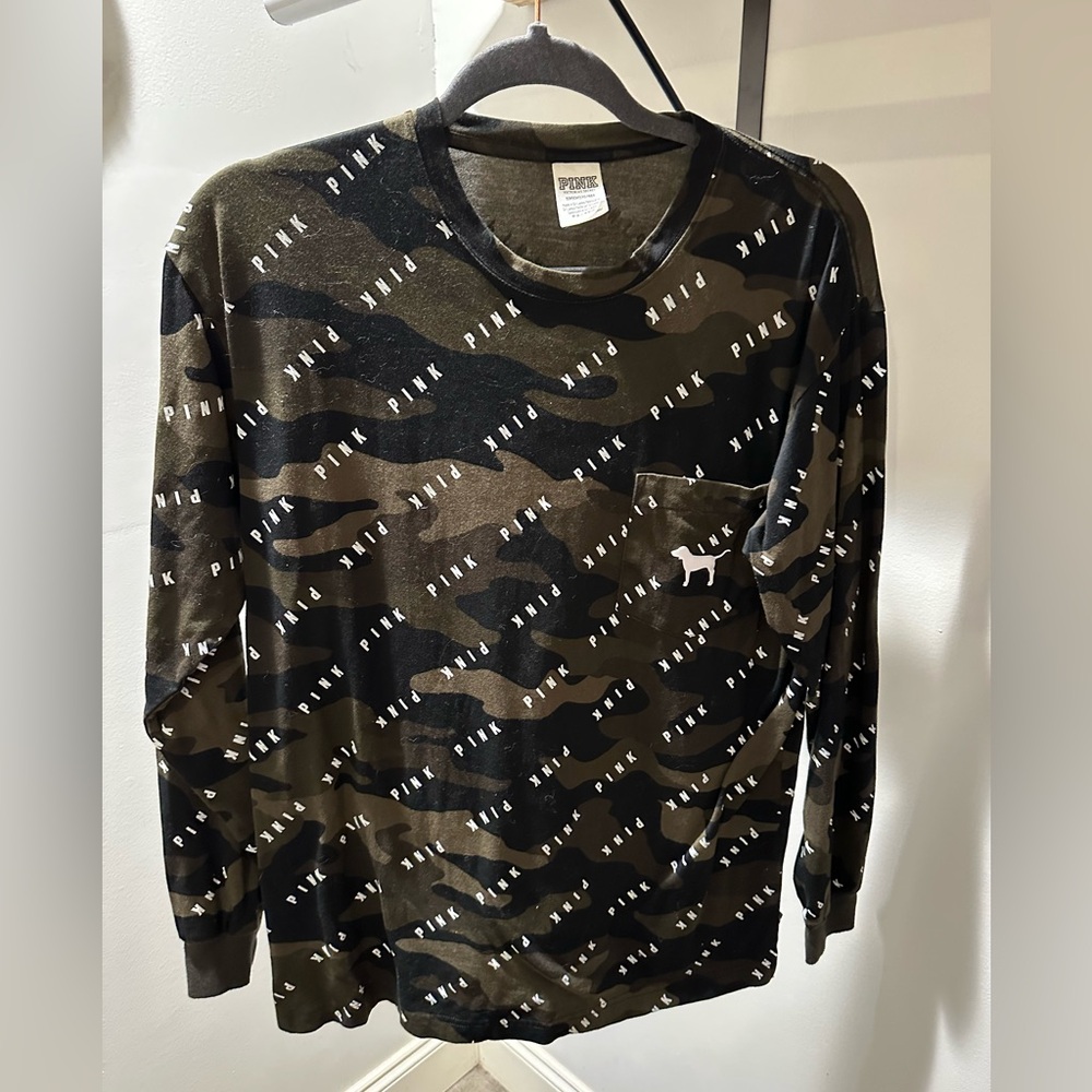Like new VS PINK Camouflage long sleeve pocket tee